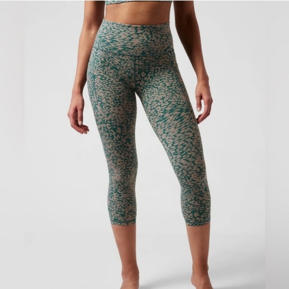 Athleta Pants - Athleta Salutation Stash Pocket II Capri Leggings Ocelot Spot Grey | Medium